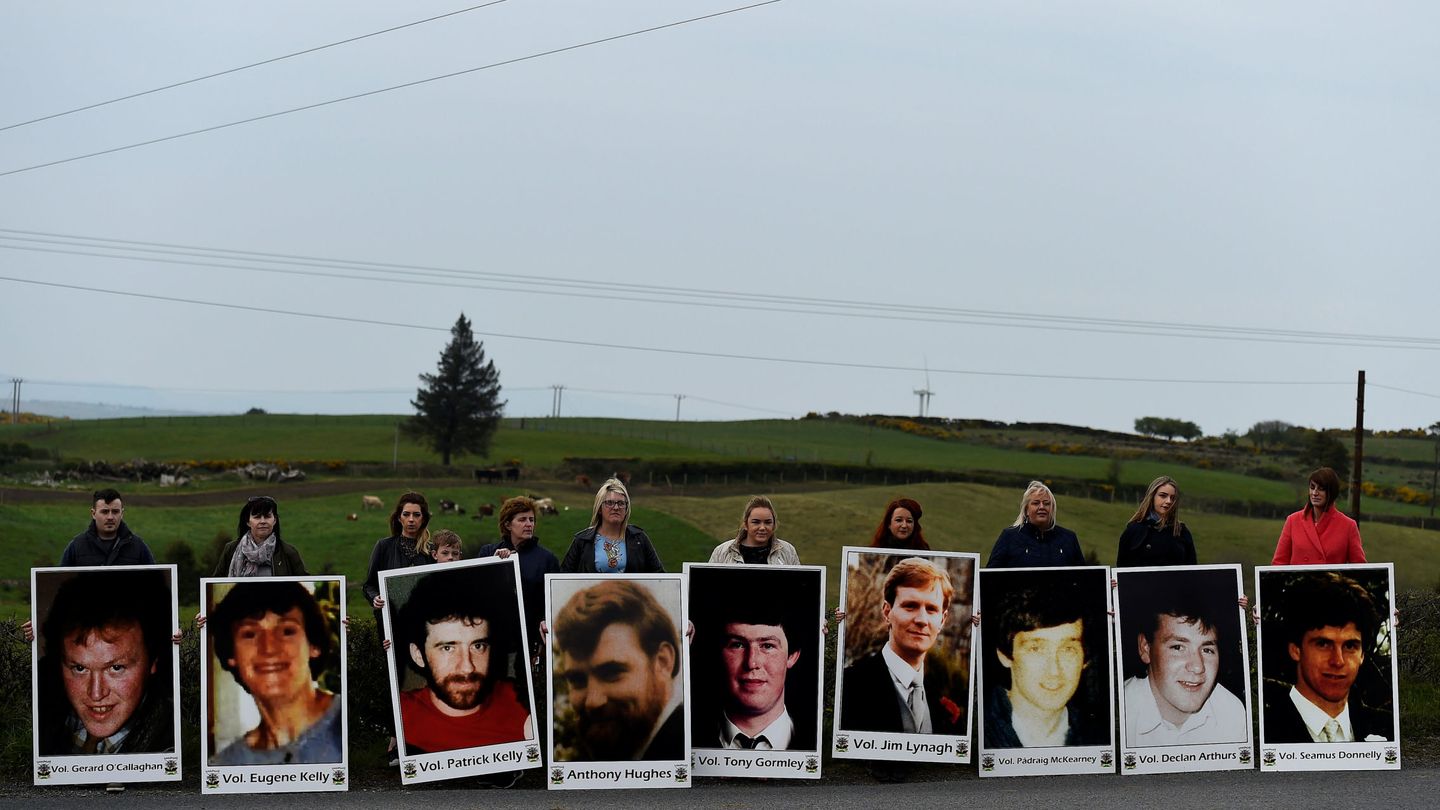 Miembros del Sinn Fein sostienen fotos en homenaje a la muerte de ocho activistas del IRA en Loughgall, 1987. (Reuters/Clodagh Kilcoyne)