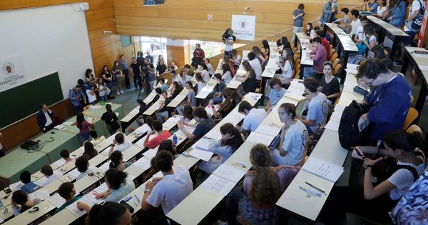 Foto: Aula en la Facultad de Odontología de la Universidad Complutense de Madrid durante la evaluación para el acceso a la universidad. (EFE)