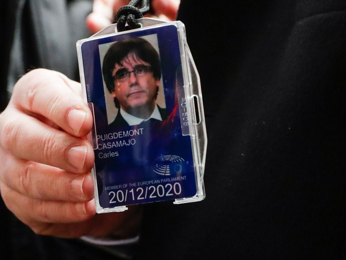 Foto: Carles Puigdemont, mostrando su tarjeta de identificación del Parlamento Europeo en 2019. (EFE)