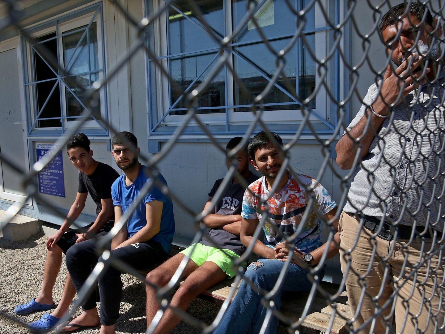  Imagen tomada el 11 de mayo de 2018 que muestra a un grupo de migrantes en el Centro de Identificación de Refugiados en Fylakio, en Grecia | EFE