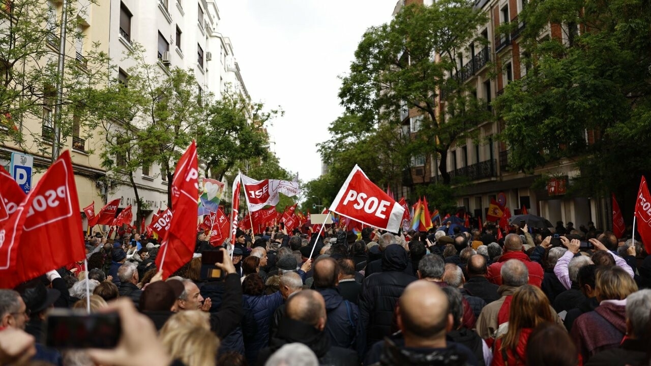 Foto de                                         El PSOE convierte su Comité en un gran mitin de apoyo a Sánchez y sus simpatizantes llenan Ferraz        