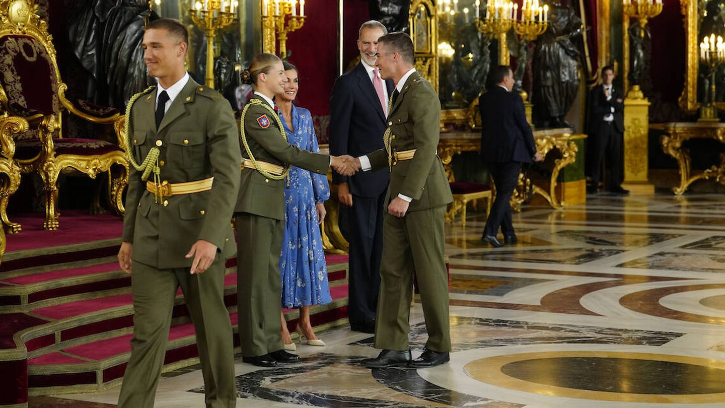 Momento en que los compañeros de la princesa Leonor le saludaban en el besamanos del Palacio Real. (Limited Pictures)