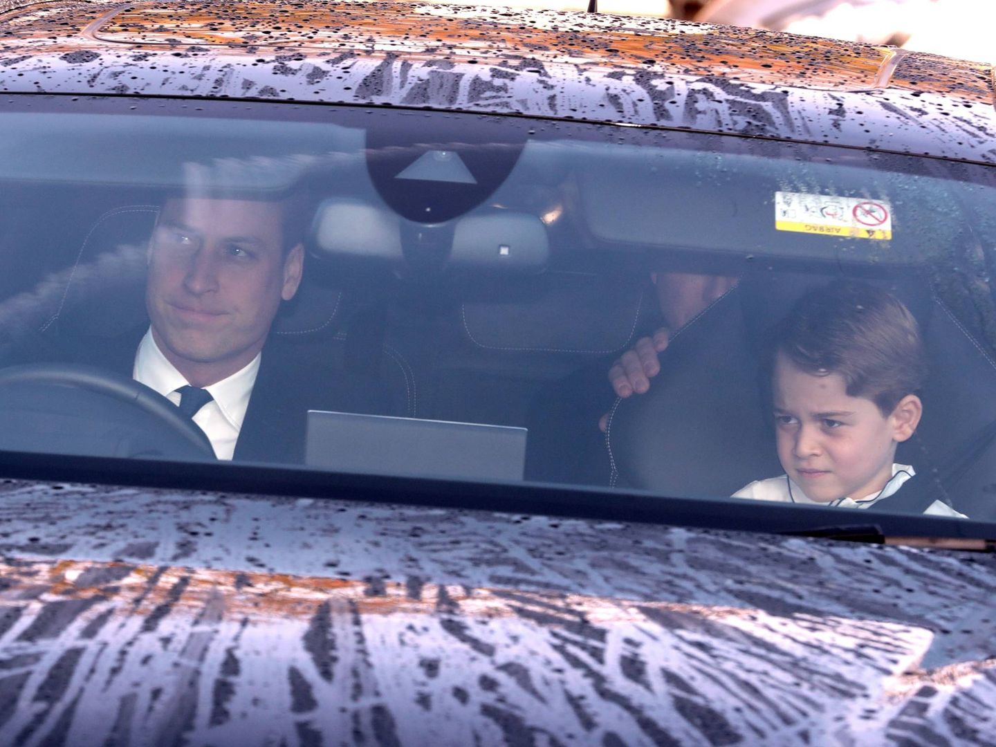 El príncipe Guillermo y su hijo George llegan al palacio de Buckingham para el almuerzo de Navidad. (Cordon Press)