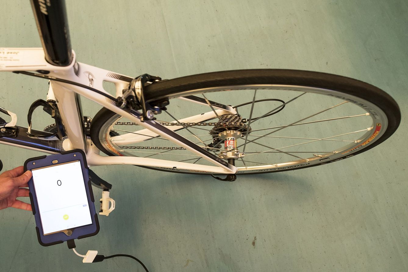 Escaneo de una bicicleta durante una demostración sobre la detección de fraude tecnológico (EFE)