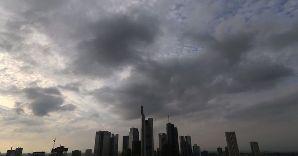 Foto: Nubes negras se ciernen sobre las torres bancarias en Fráncfort. (Reuters)