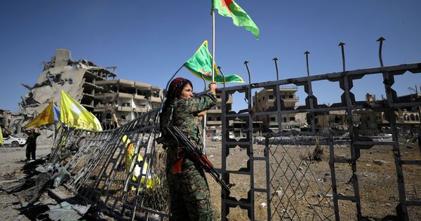 Foto: Una mujer miembro de las SDF celebra la victoria en Raqqa, Siria, el 17 de octubre de 2017. (Reuters)