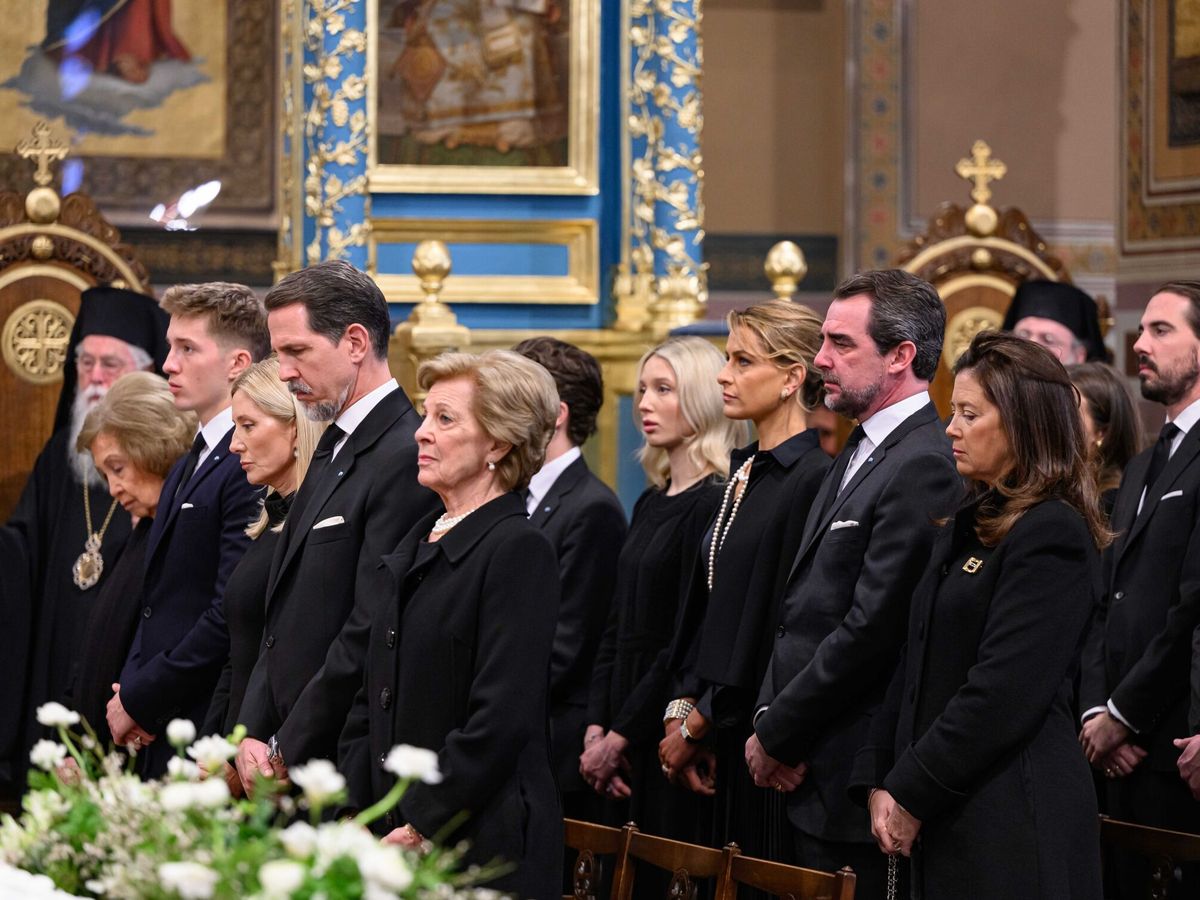 Foto: La familia real griega, en la misa funeral de Constantino. (EFE)