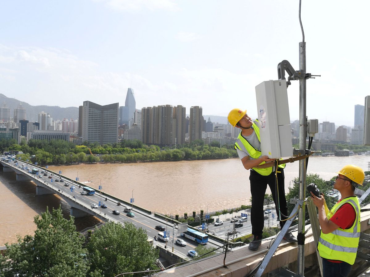 Foto: Técnicos de China Telecom trabajando en antenas 5G en Lanzhou(Reuters)