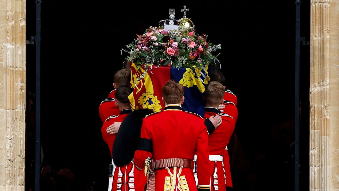 Los portadores del féretro llevan el ataúd de la Reina Isabel II a la Capilla de San Jorge. (Reuters/Pool/Jeff J Mitchell Pool)