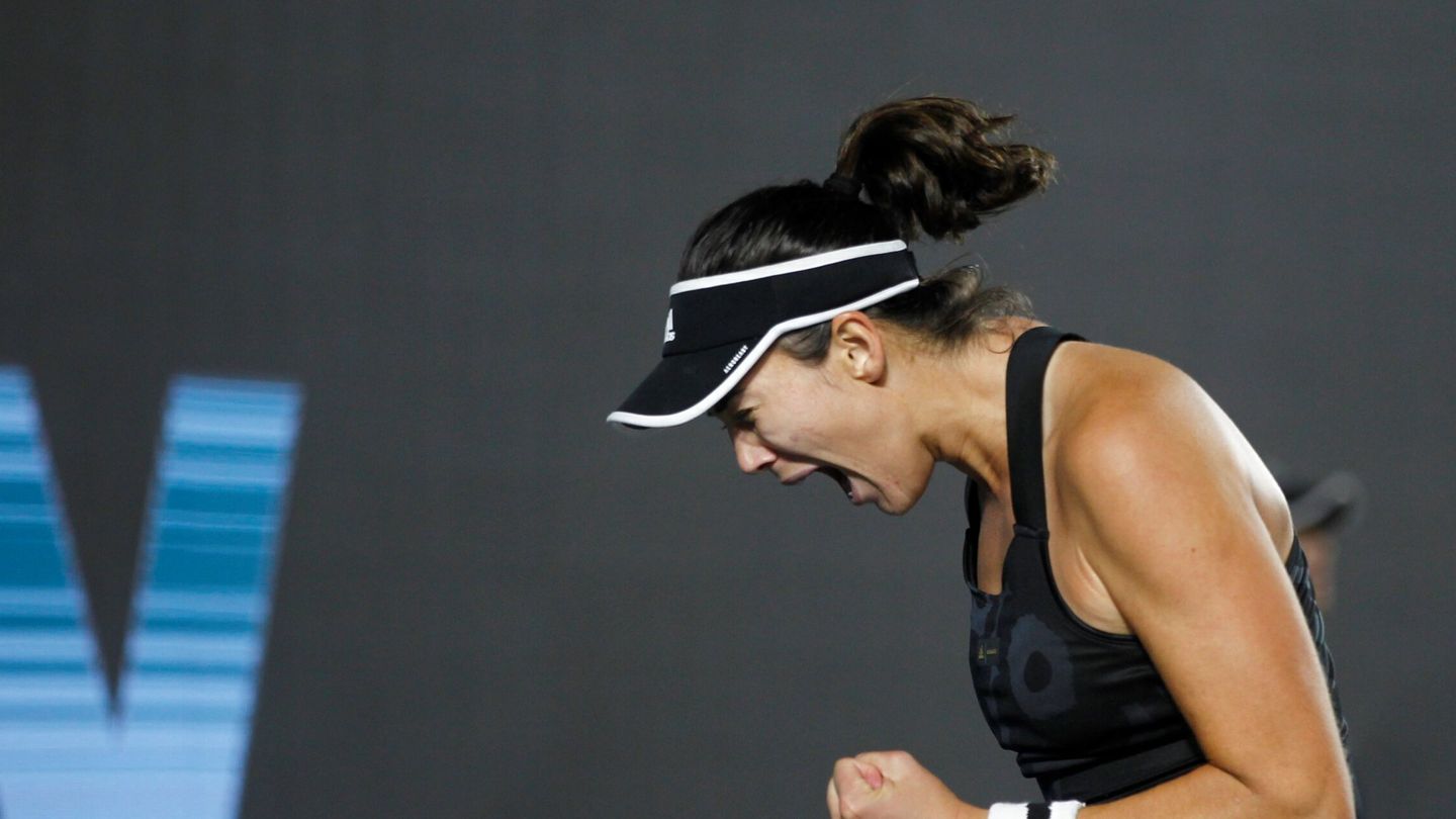 La española Garbiñe Muguruza celebra un punto ante la estonia Anett Kontaveit en la final del torneo de la Akron WTA Finals, en Guadalajara (México). (EFE/Francisco Guasco)