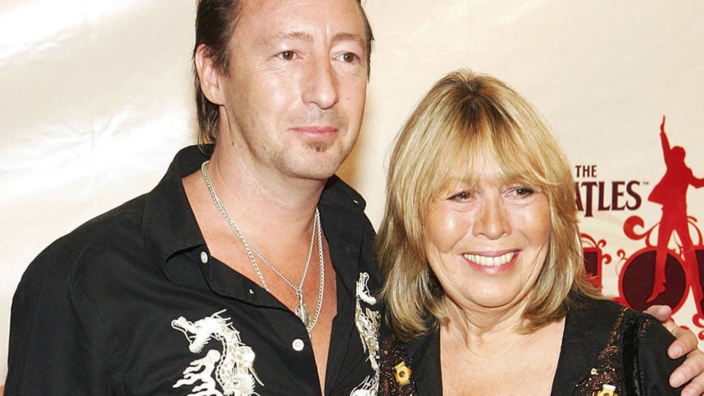 Cynthia, con su hijo Julian Lennon. (Getty)