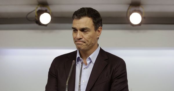 Foto: Pedro Sánchez, durante la rueda de prensa en la que anunció su dimisión como secretario general del PSOE. (EFE)
