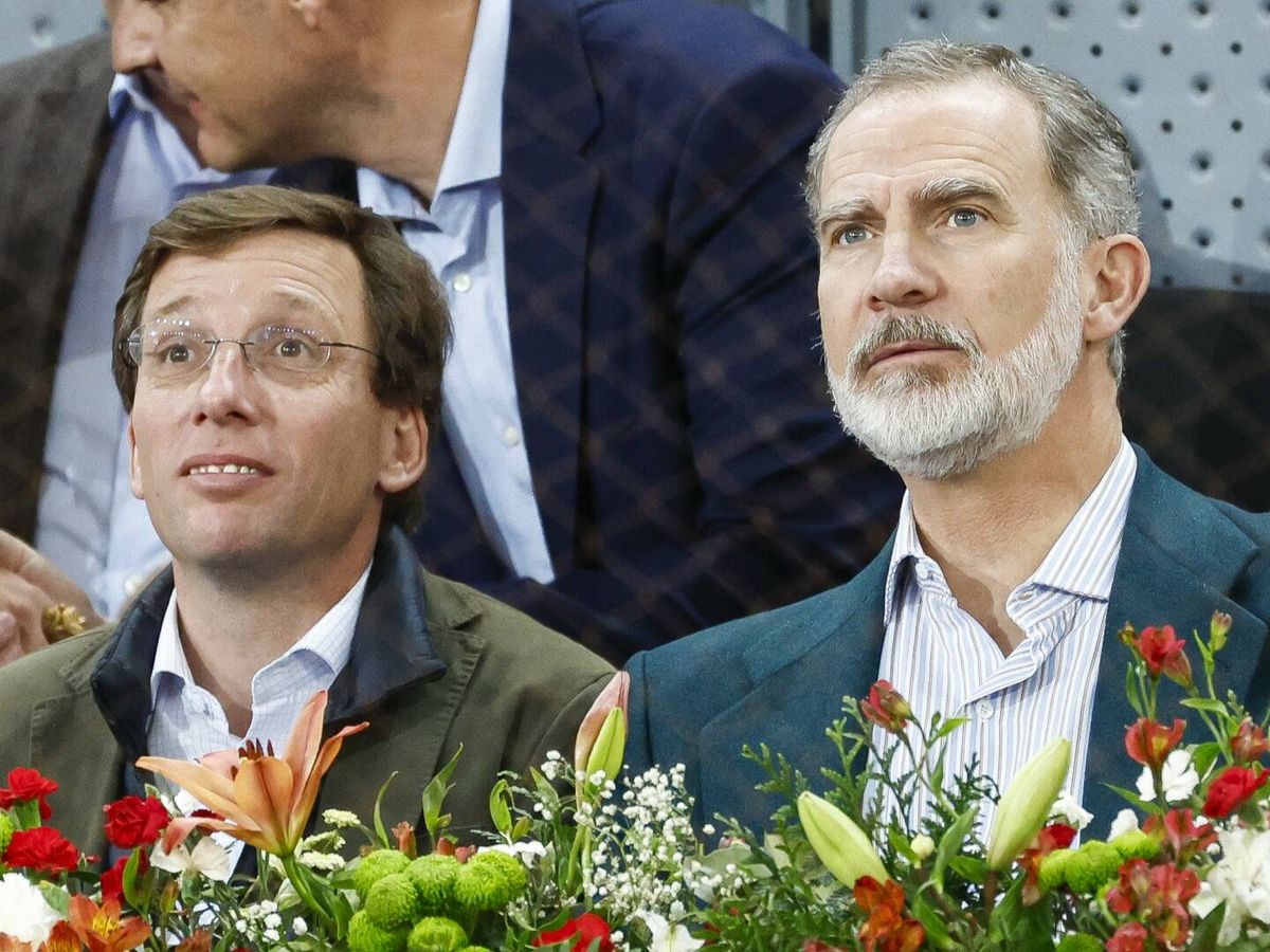 Foto: El alcalde de Madrid, Martínez-Almeida, y el rey Felipe VI en el Open de Madrid de 2024. (Gtres/Sergio R Moreno)