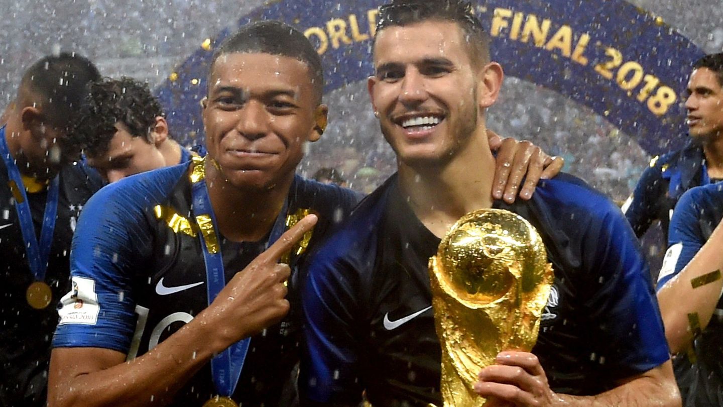 Mbappé y Lucas Hernández celebran el Mundial 2018. (EFE)