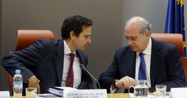 Foto: Luis Aguilera Ruiz (i), exsubsecretario de Estado de Interior, junto al exministro Jorge Fernández Díaz. (EFE)