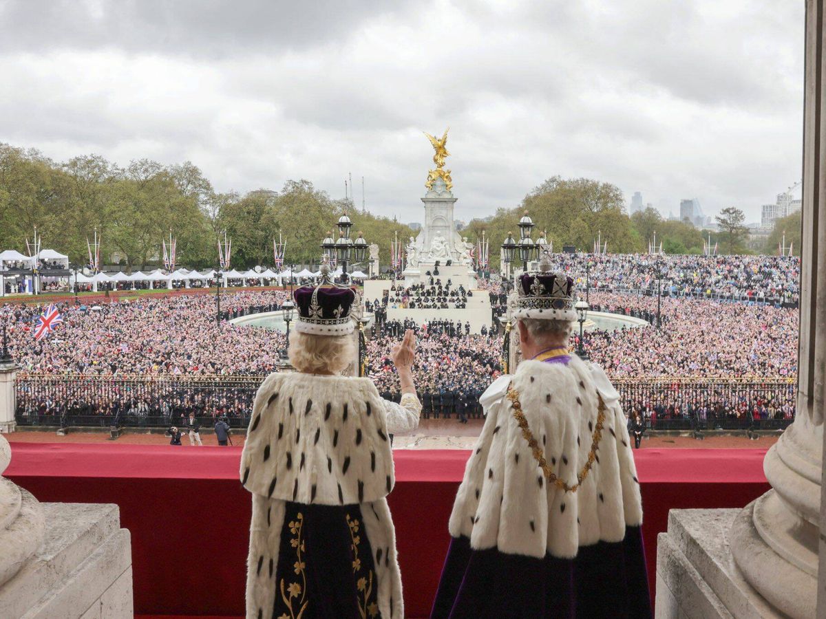 Foto: Carlos y Camila, en el balcón de Buckingham Palace tras ser coronados como reyes de Inglaterra. (Twitter @theroyalfamily)