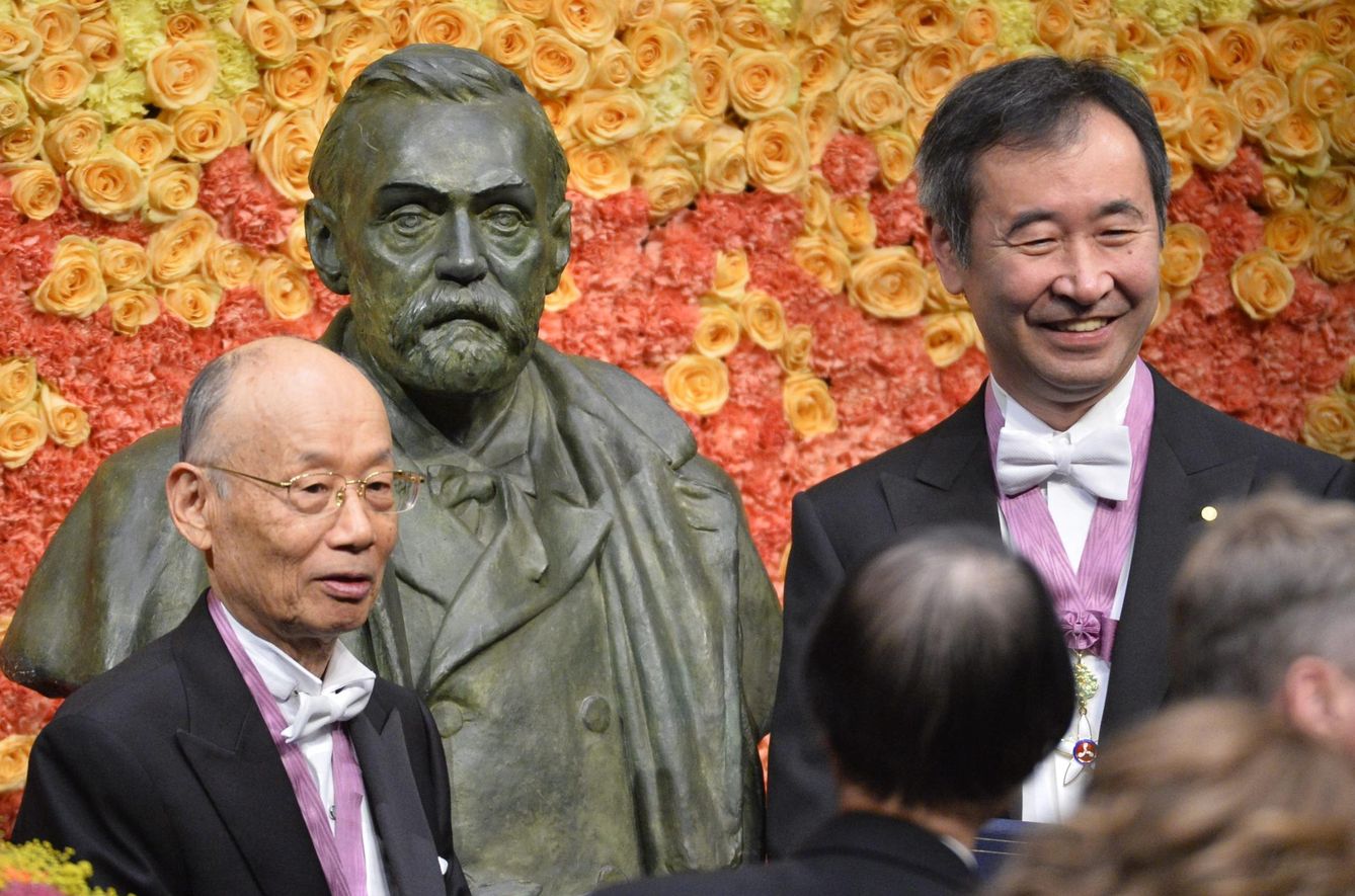 Los ganadores de Nobel de Física (i) y de Medicina (d) 2015 en la ceremonia de entrega de los premios. (EFE)