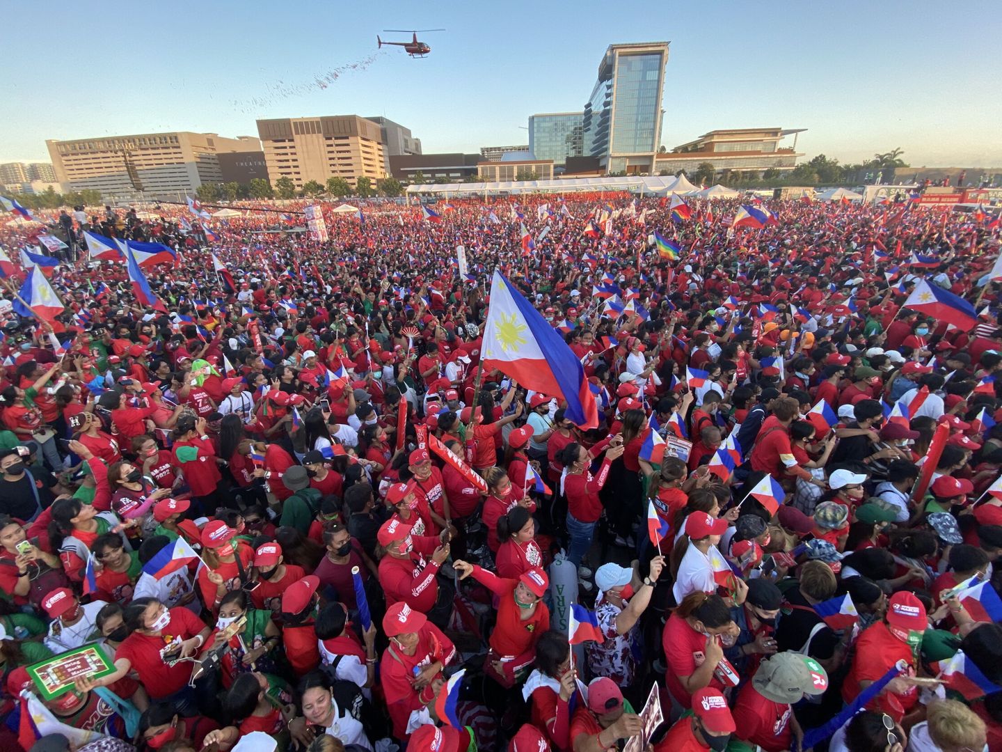 Simpatizantes de Ferdinand 'Bongbong' Marcos y Sara Duterte-Carpio agitan banderas en el último día de campaña. (EFE/EPA/Francis R.Malasig)  