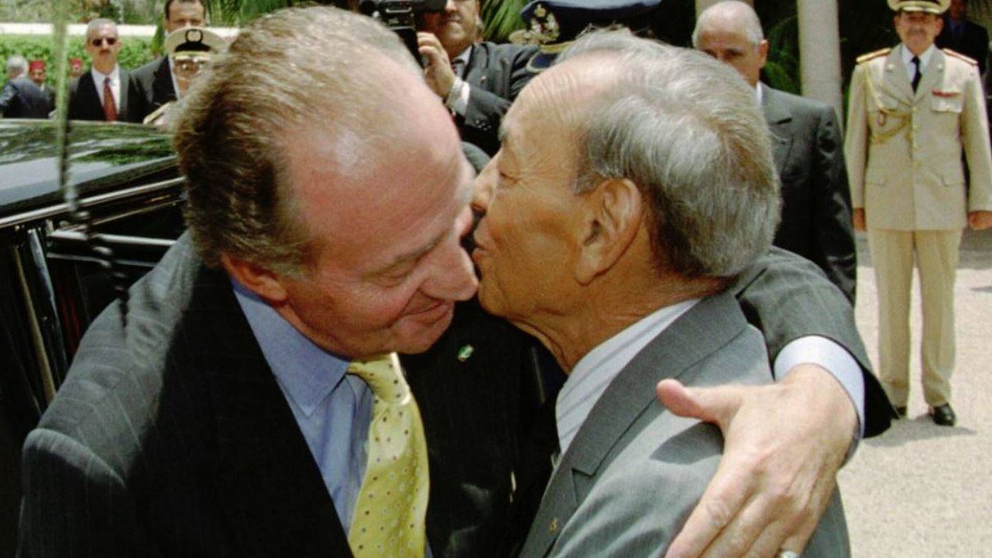 El rey Juan Carlos le da un abrazo al rey Hassan II de Marruecos. (EFE / EPA)