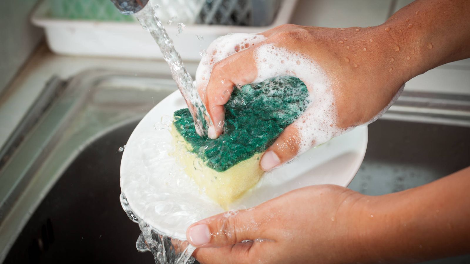 cristal tuberculosis adolescentes Errores que cometes al lavar los platos (tanto a mano como en el  lavavajillas)