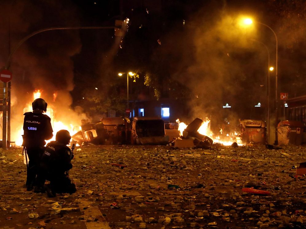 Foto: Un grupo de policías durante los altercados de este viernes en Barcelona, en la quinta noche de disturbios. (EFE)