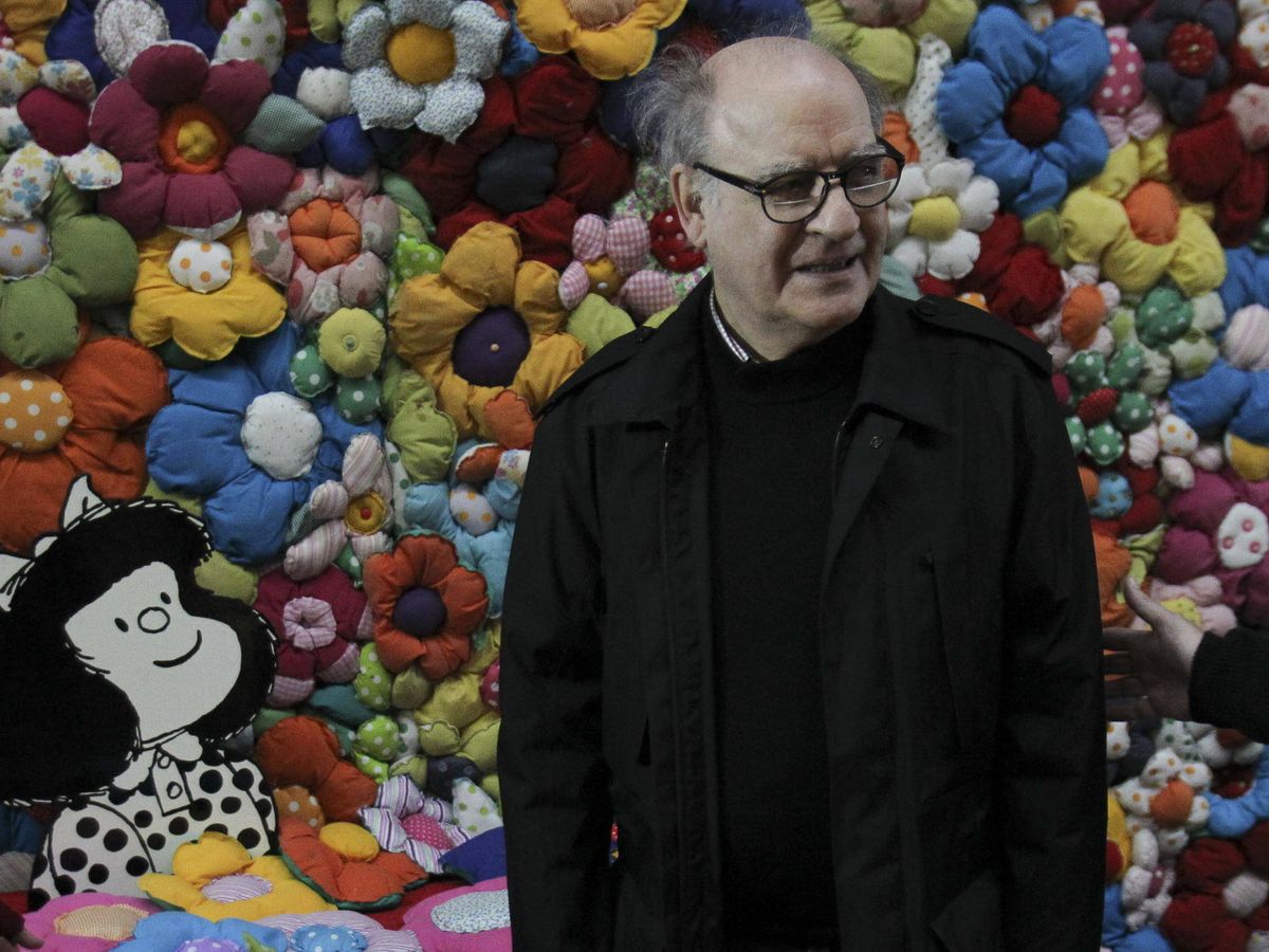 Foto: Quino, con Mafalda, su creación más famosa. (EFE)