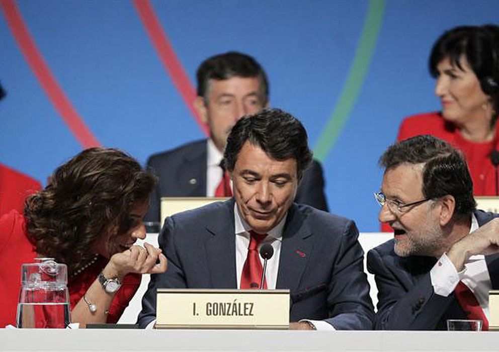 Foto: Ana Botella, Ignacio González y Mariano Rajoy, en la ceremonia de ayer. (EFE)