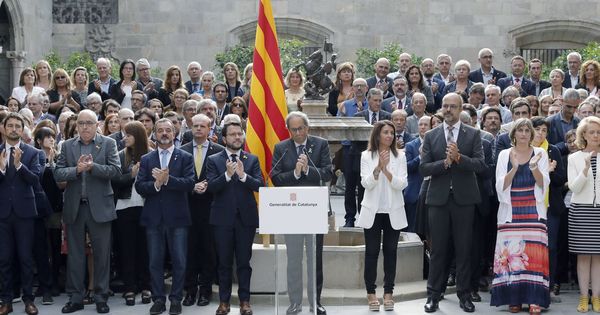 Foto: El presidente de la Generalitat, Quim Torra, junto a todo el Govern, el pasado 1-O. (EFE)
