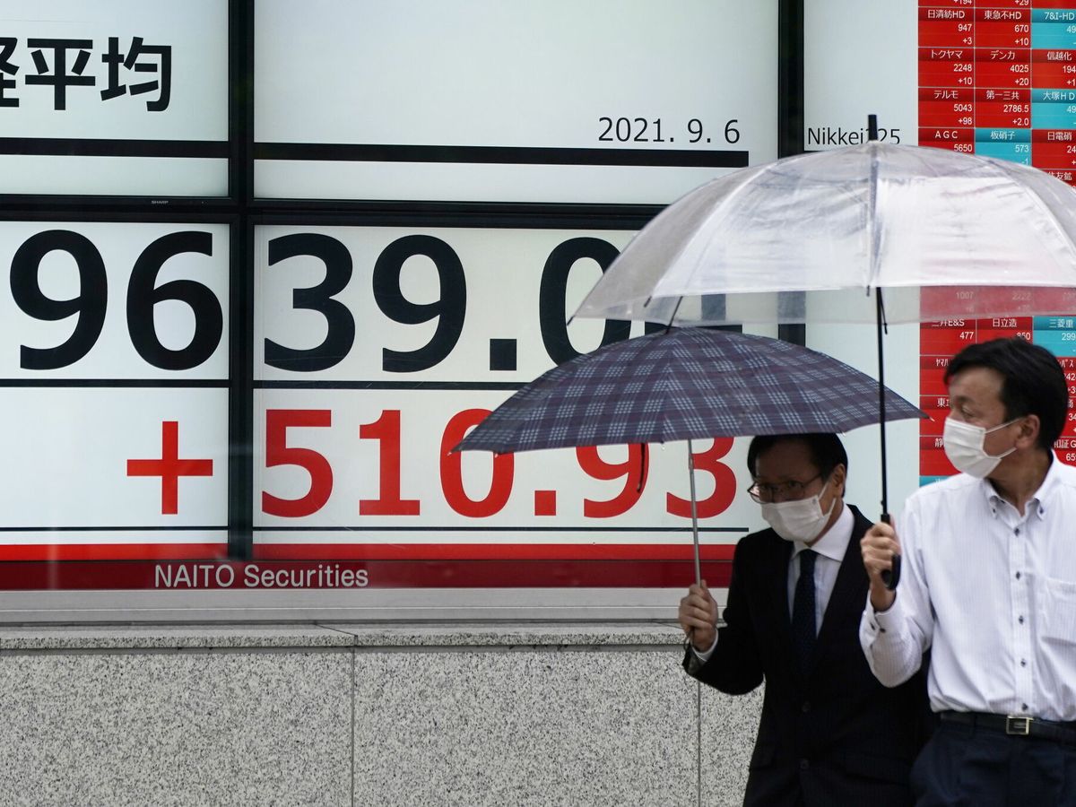 Foto: Unos peatones, frente a una pantalla con la cotización del Nikkei. (EFE)