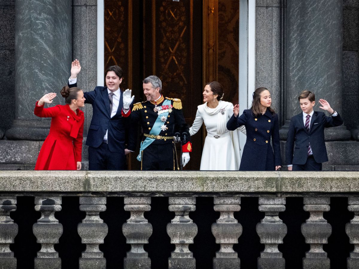 Foto: Los nuevos reyes de Dinamarca junto a sus hijos tras su proclamación. (Reuters/Ida Marie Odgaard) 