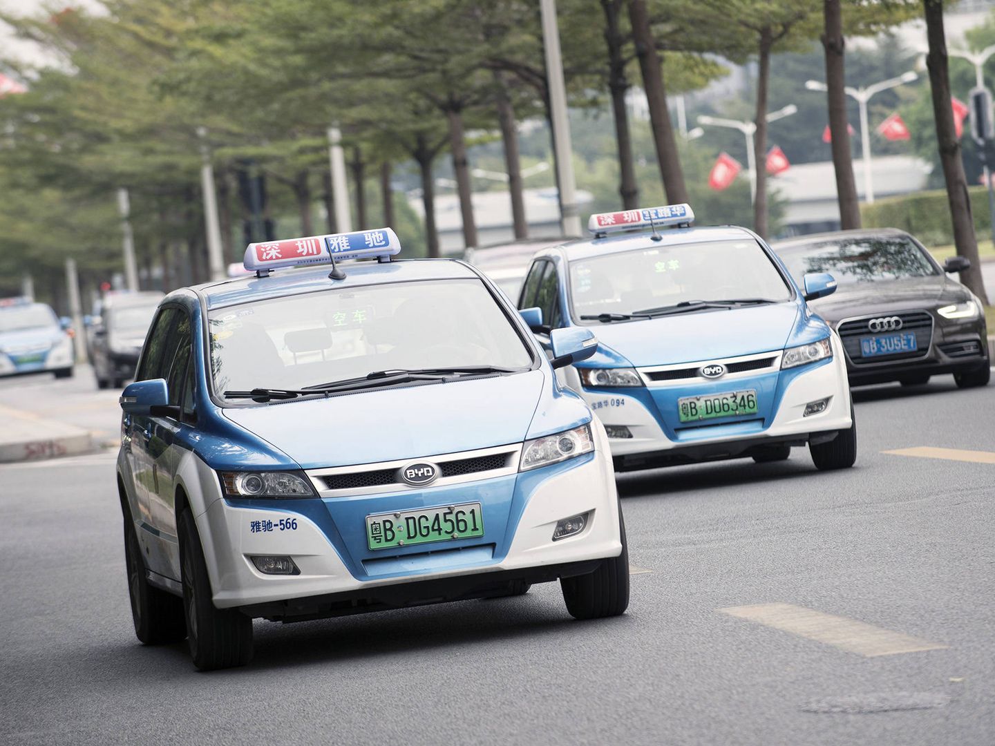 Taxis eléctricos BYD e6 en las calles de Shenzhen. (Z. Aldama)