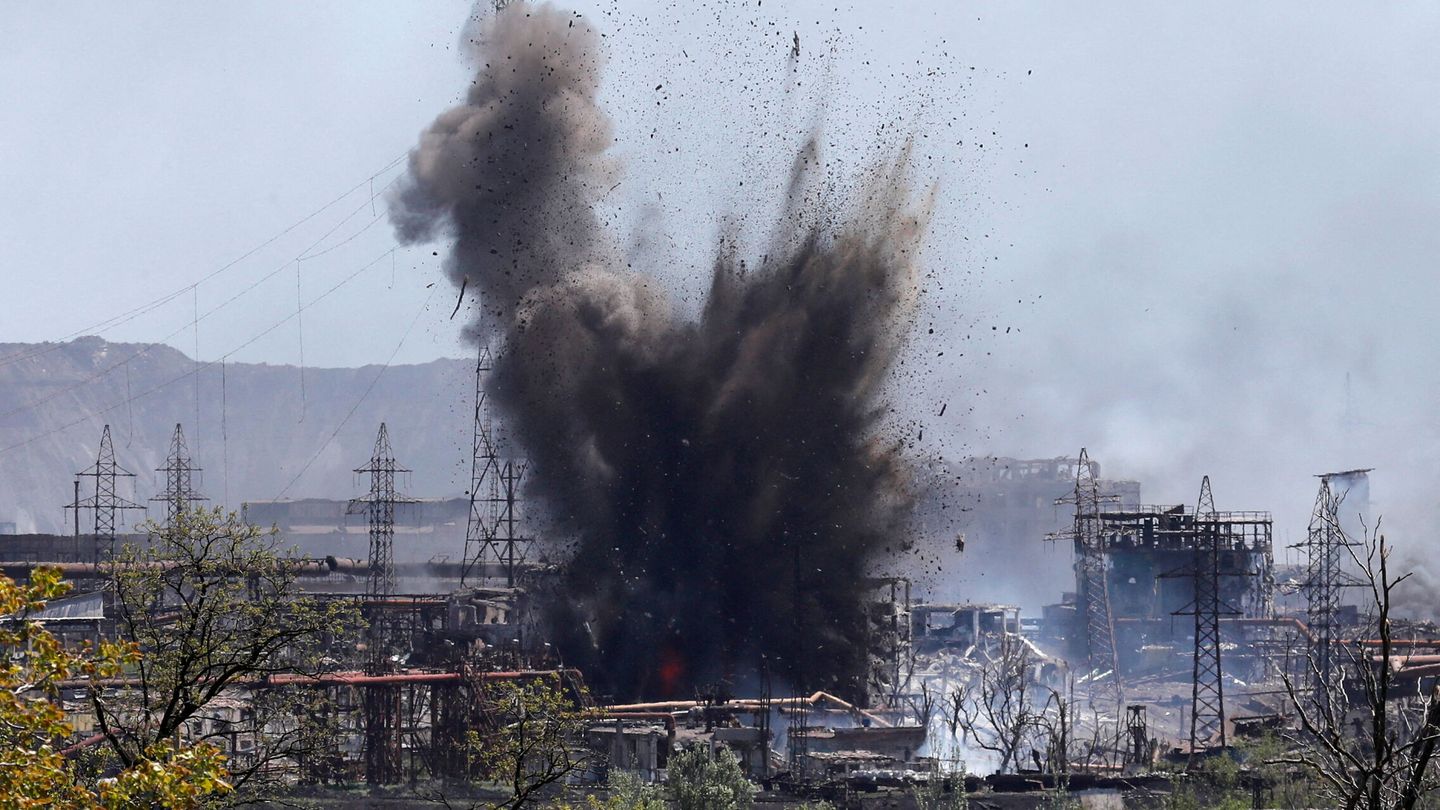 Bombardeos en Azovstal. (Reuters/Alexander Ermochenko)