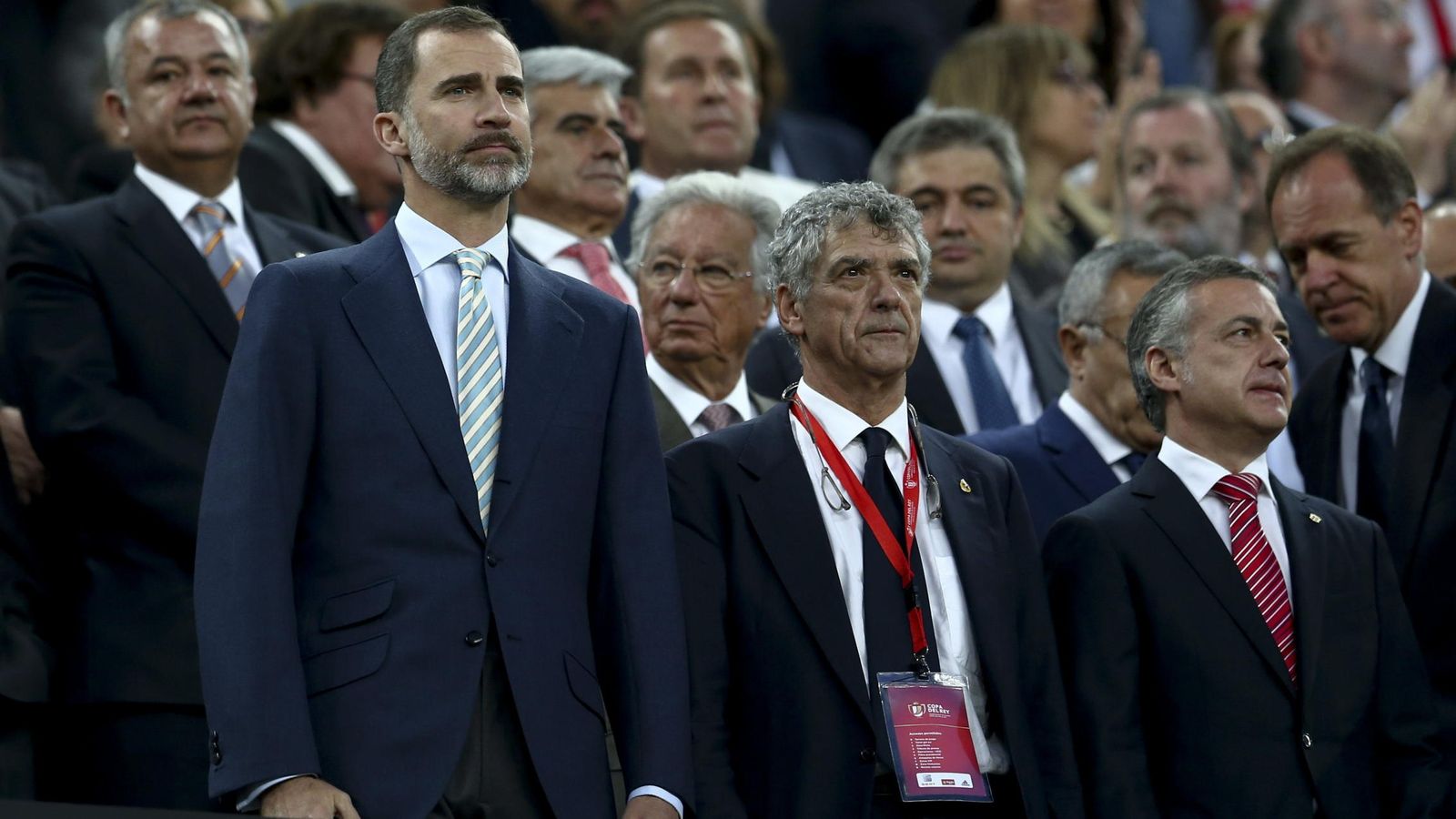 Foto: El rey Felipe, durante la interpretación del himno al inicio del partido de la final de la Copa del Rey. (EFE)