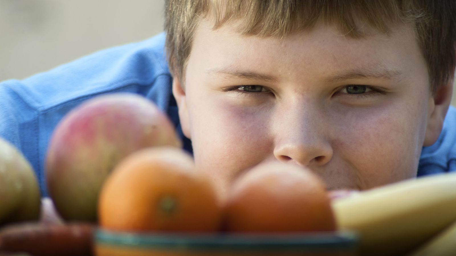 Foto: Los expertos aseguran que obligarles a comer frutas y verduras nunca es la solución. (iStock)