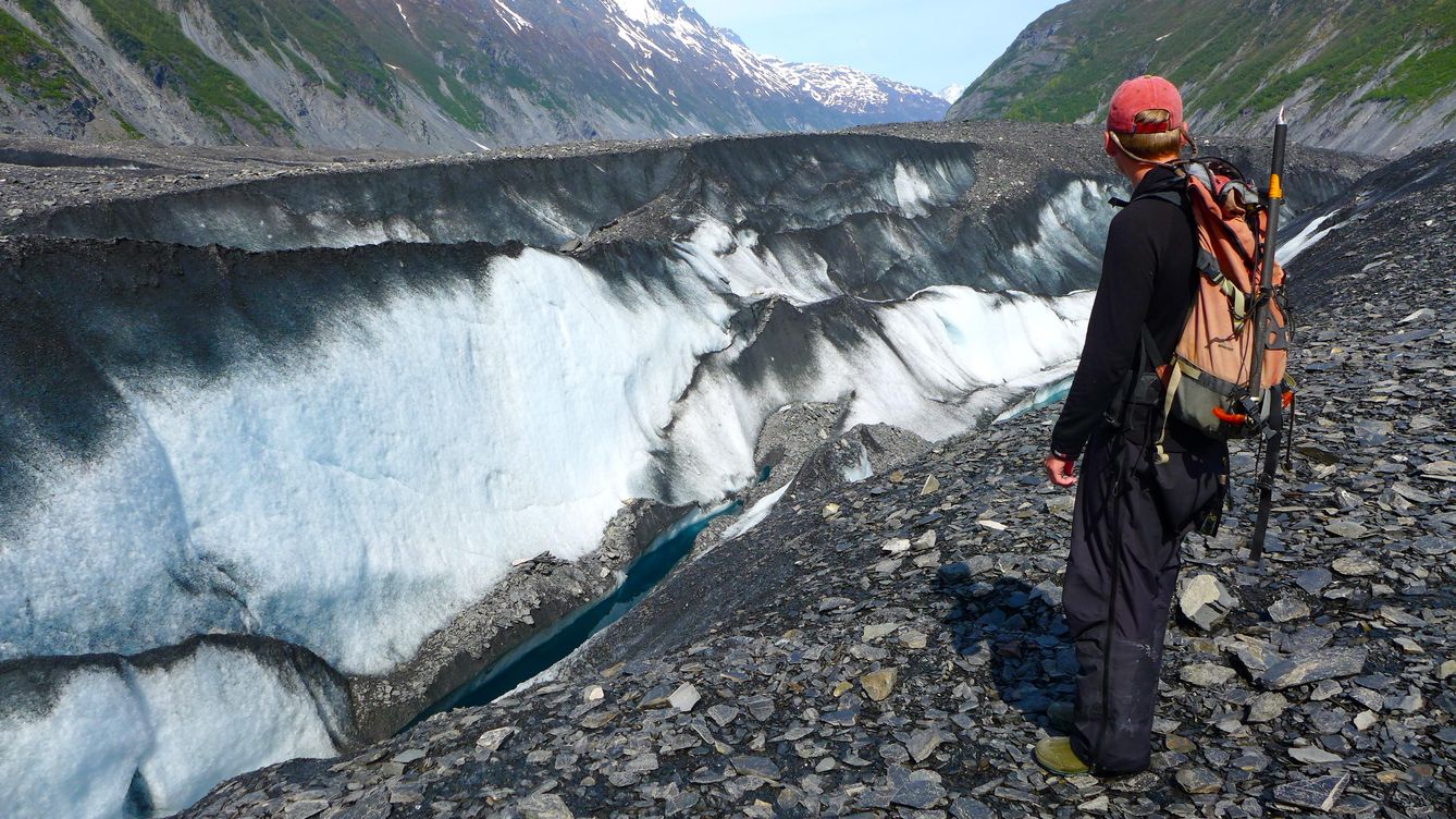 Foto: Un guía de aventura observa parte de la morrena frontal del glaciar Valdez. (A.F.)