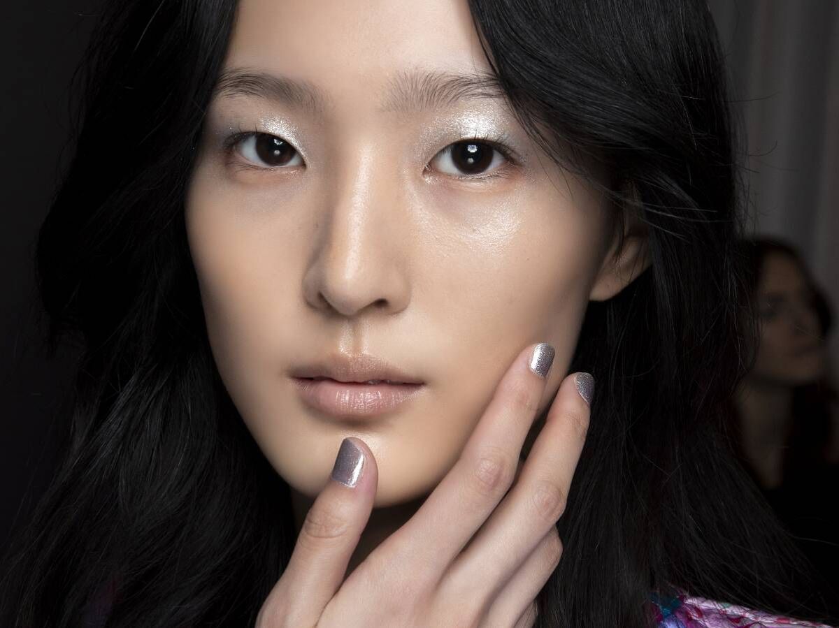 Foto: Reparar y mantener la salud de las uñas depende de un esmalte en gel coreano. (Imaxtree)