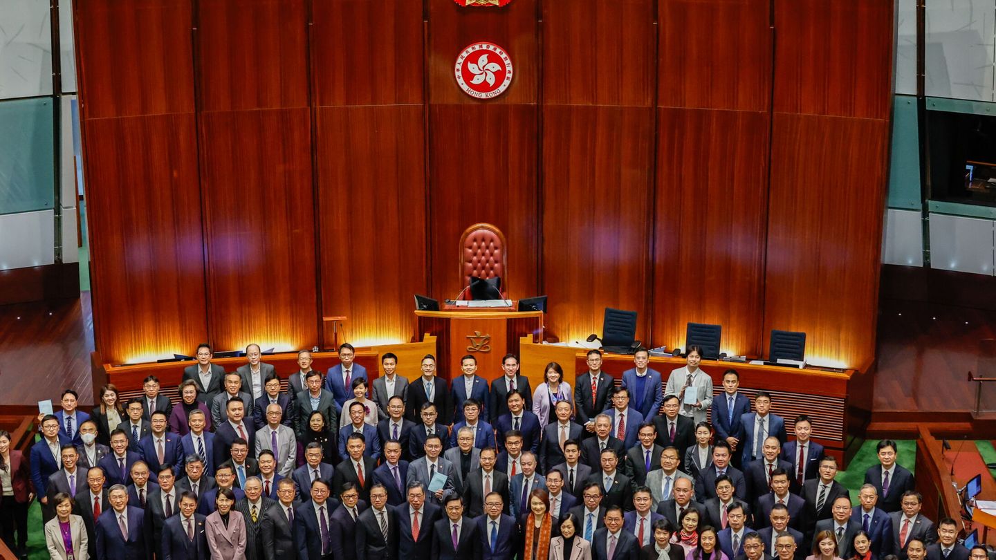 El Jefe del Ejecutivo de Hong Kong, John Lee Ka-Chiu, funcionarios del Gobierno y legisladores posan para una foto de grupo en el hemiciclo, tras la aprobación del Artículo 23, en Hong Kong. (EFE / Daniel Ceng)