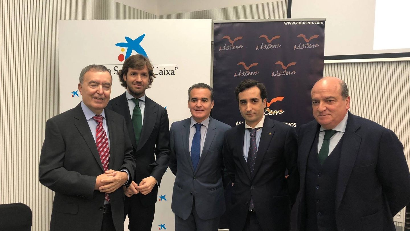 Rosauro Varo (segundo por la izquierda), con directivos de Adacem y Caixabank en Sevilla. (ADACEM)