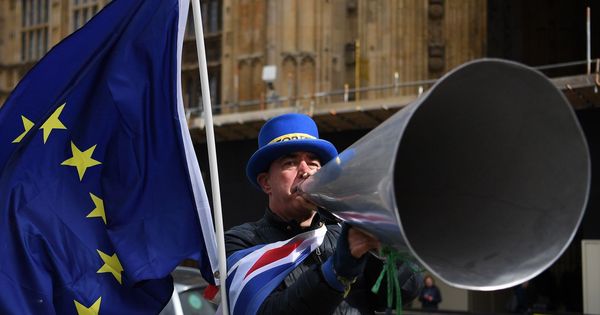 Foto: Un defensor de la unión Europea protesta a las puertas del Parlamento, en Londres (Reino Unido). (EFE)