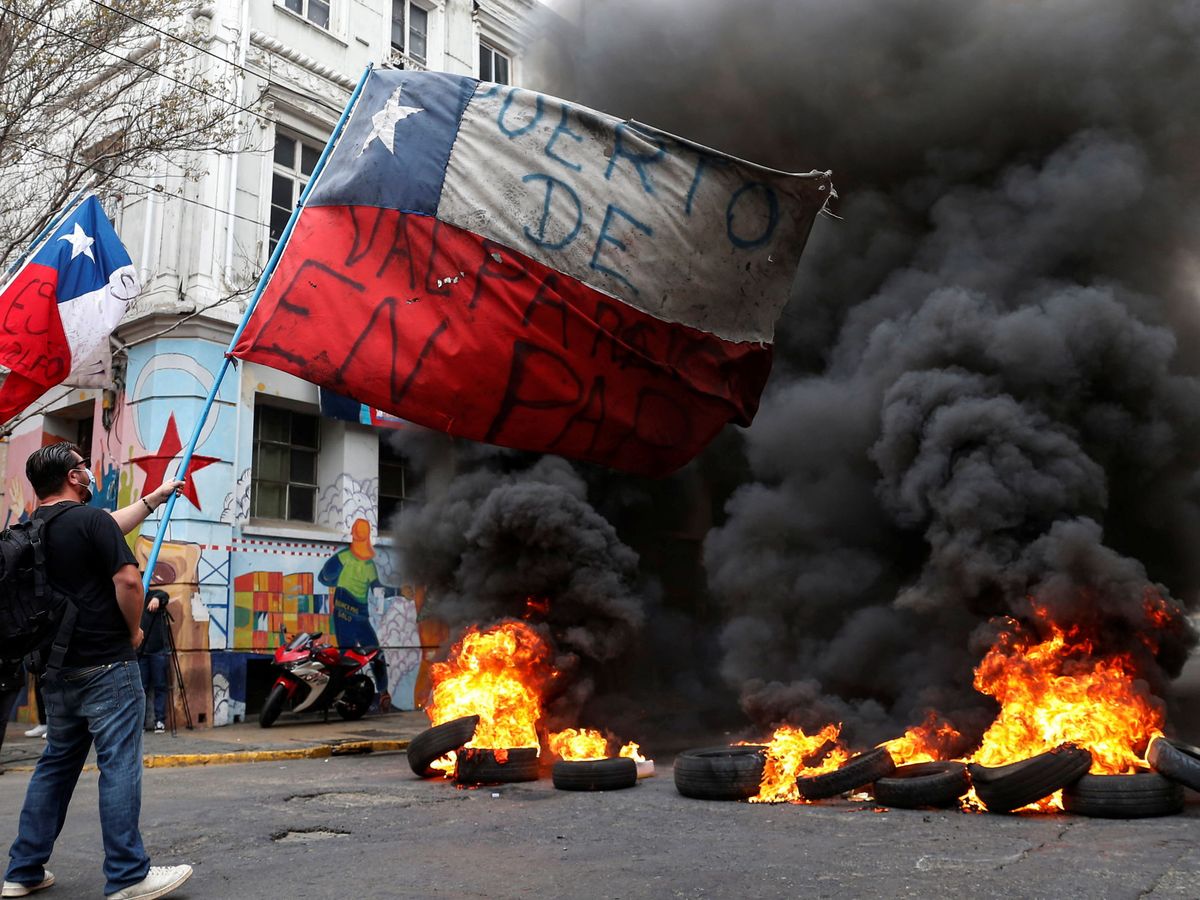Foto: Protestas en Valparaíso contra las reformas económicas del Gobierno de Chile para paliar la crisis económica provocada por la pandemia. (Reuters)