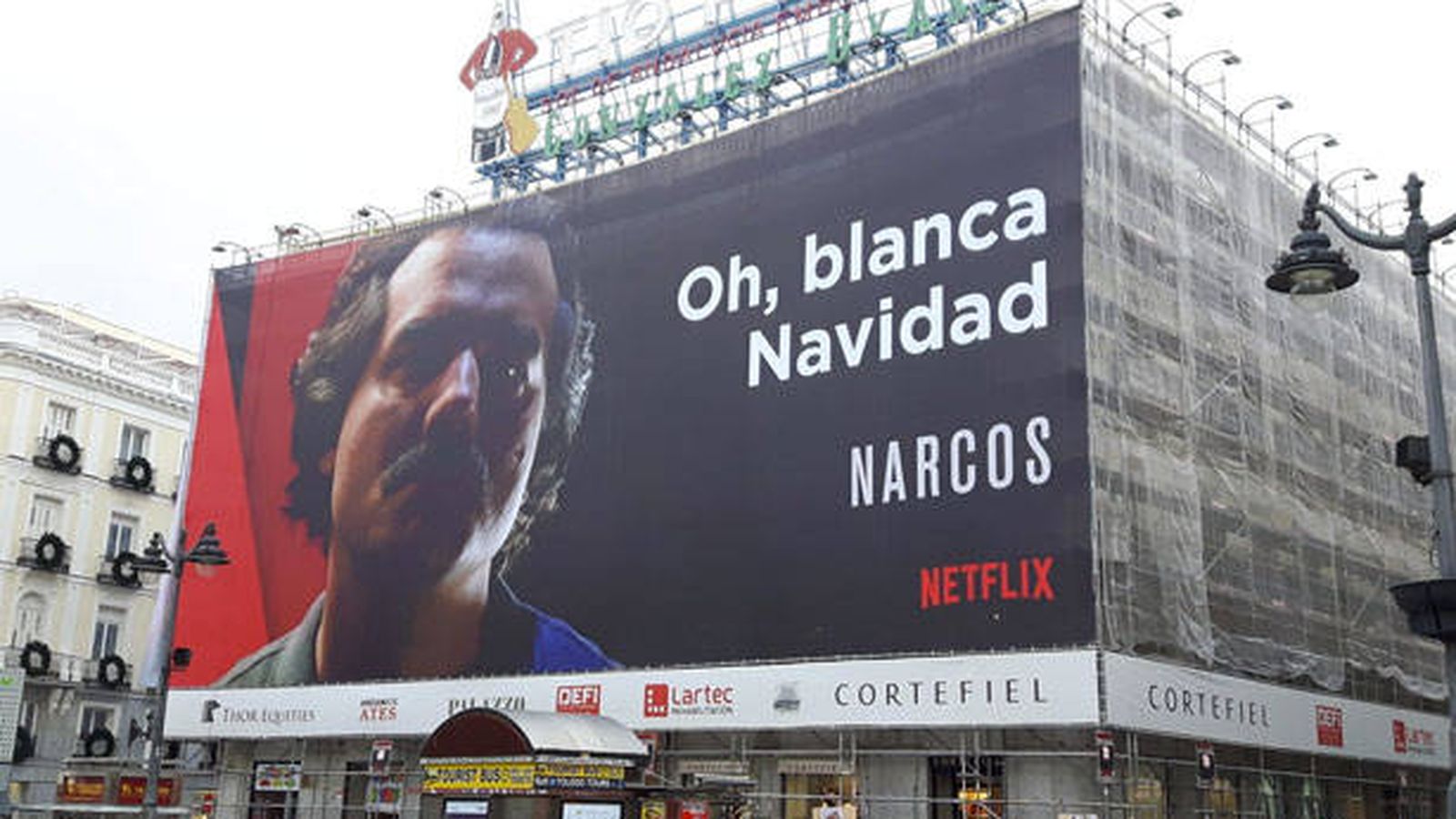 Foto: Cartel navideño de Pablo Escobar, protagonista de 'Narcos', en la Puerta del Sol.