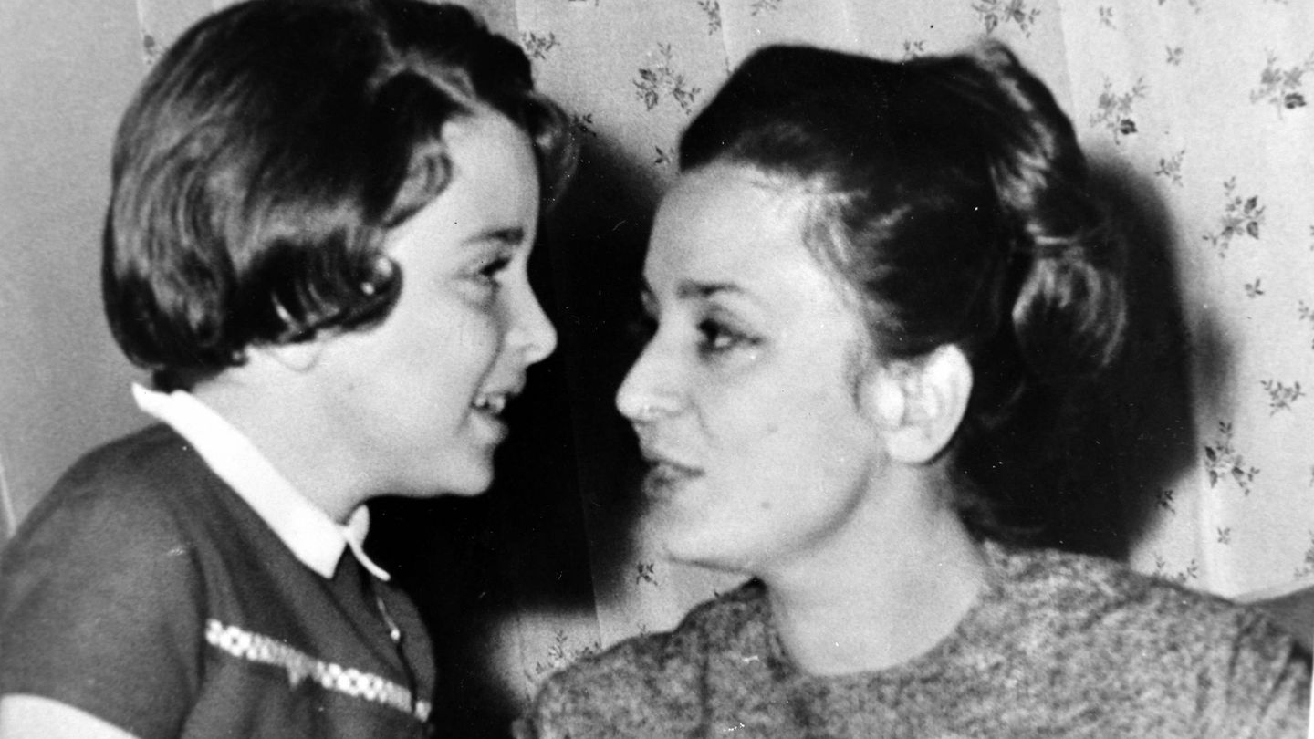La princesa Dina con su hija, la princesa Alia en 1964. (Cordon Press)