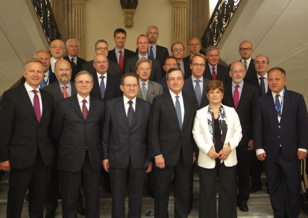 Foto: Los 24 miembros del Consejo de Gobierno del BCE en la reunión del 2 de octubre en Nápoles