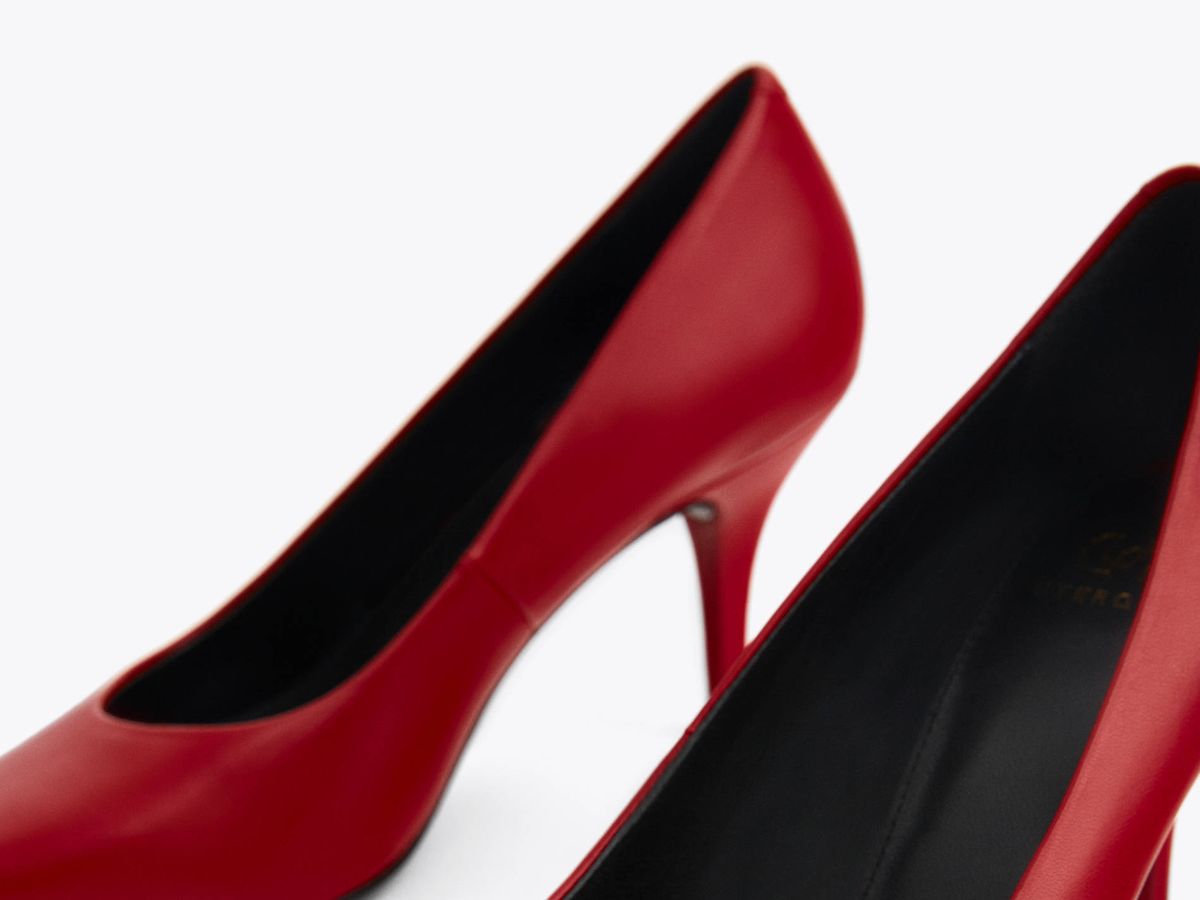 Foto: Zapatos de tacón de Uterqüe al mejor estilo de 'El diablo viste de Prada'. (Cortesía)