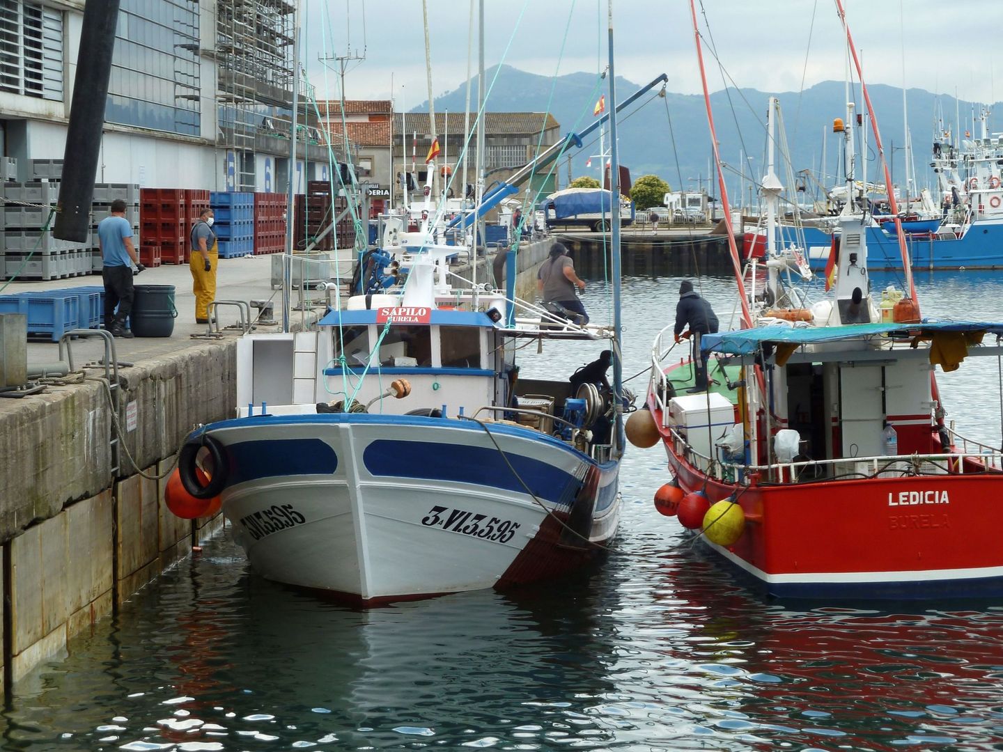 Embarcaciones gallegas que han desembarcado en el puerto de Santoña y en seguimiento por el covid. (EFE)