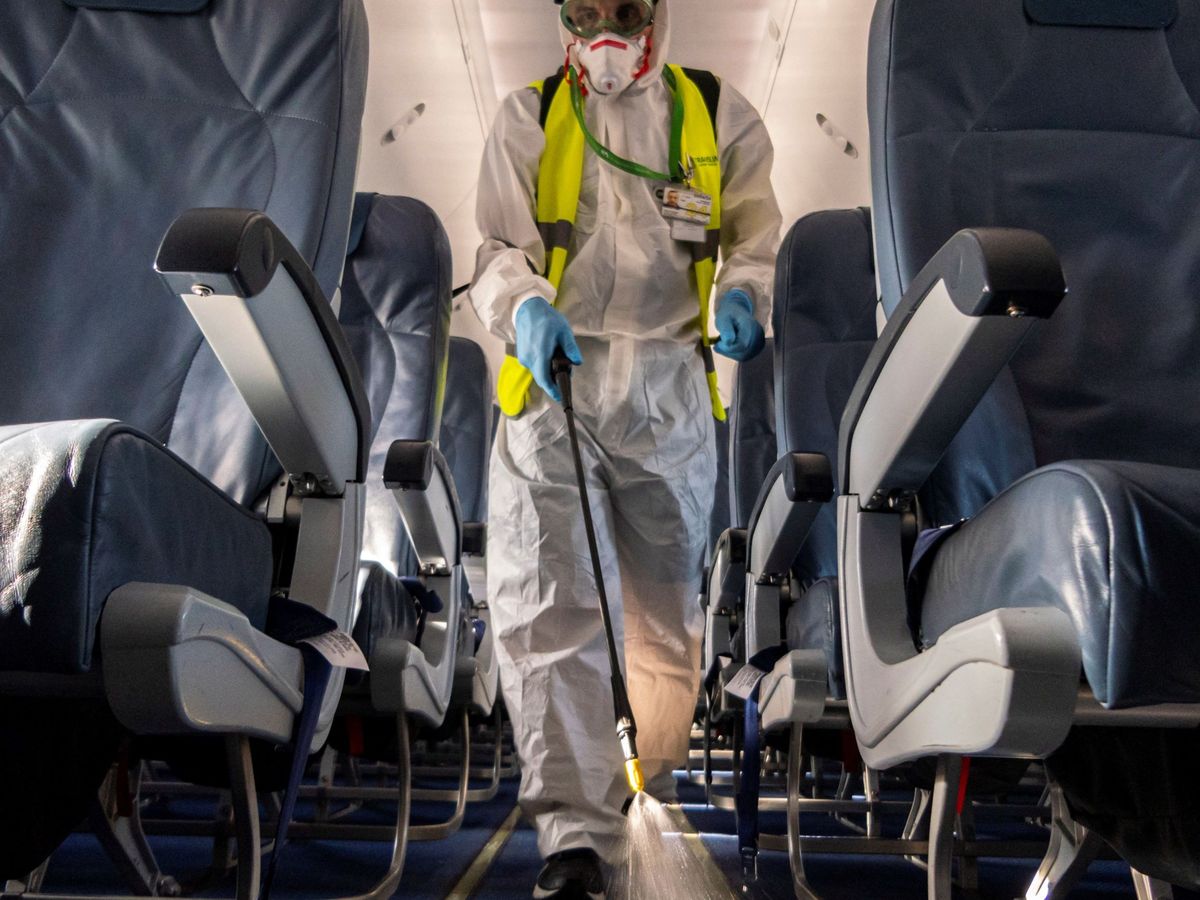 Foto: Miembros de los servicios de limpieza desinfectan una de los aviones de la compañía Aireuropa en Mallorca. (EFE)