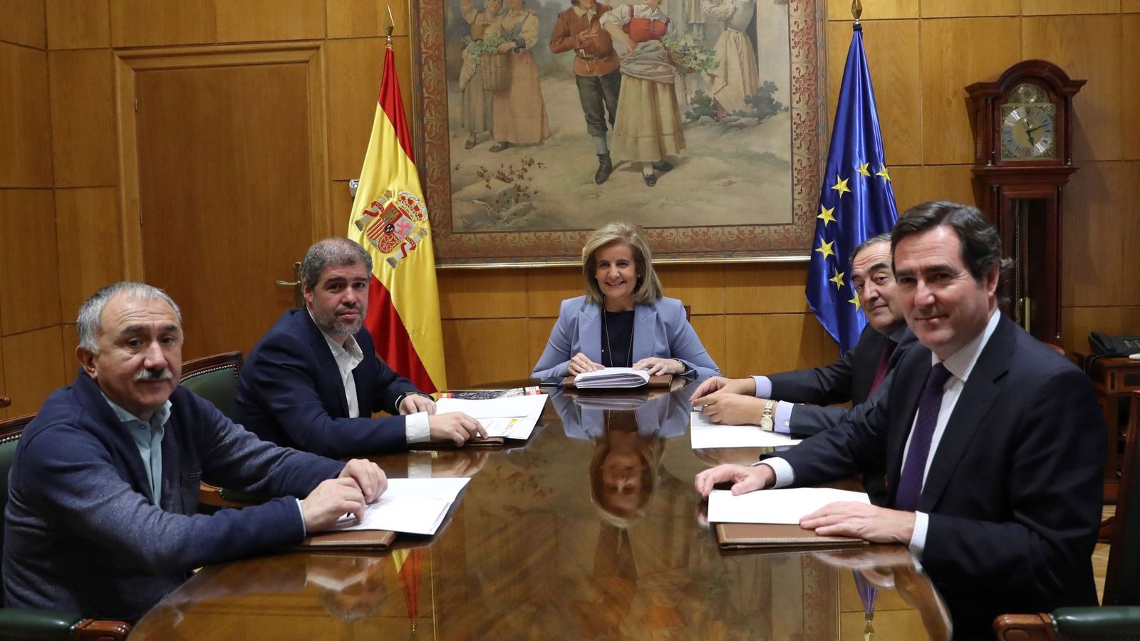 Foto: Los responsables de los sindicatos y las patronales, en una reunión con la ministra de Empleo, Fátima Báñez. (EFE)