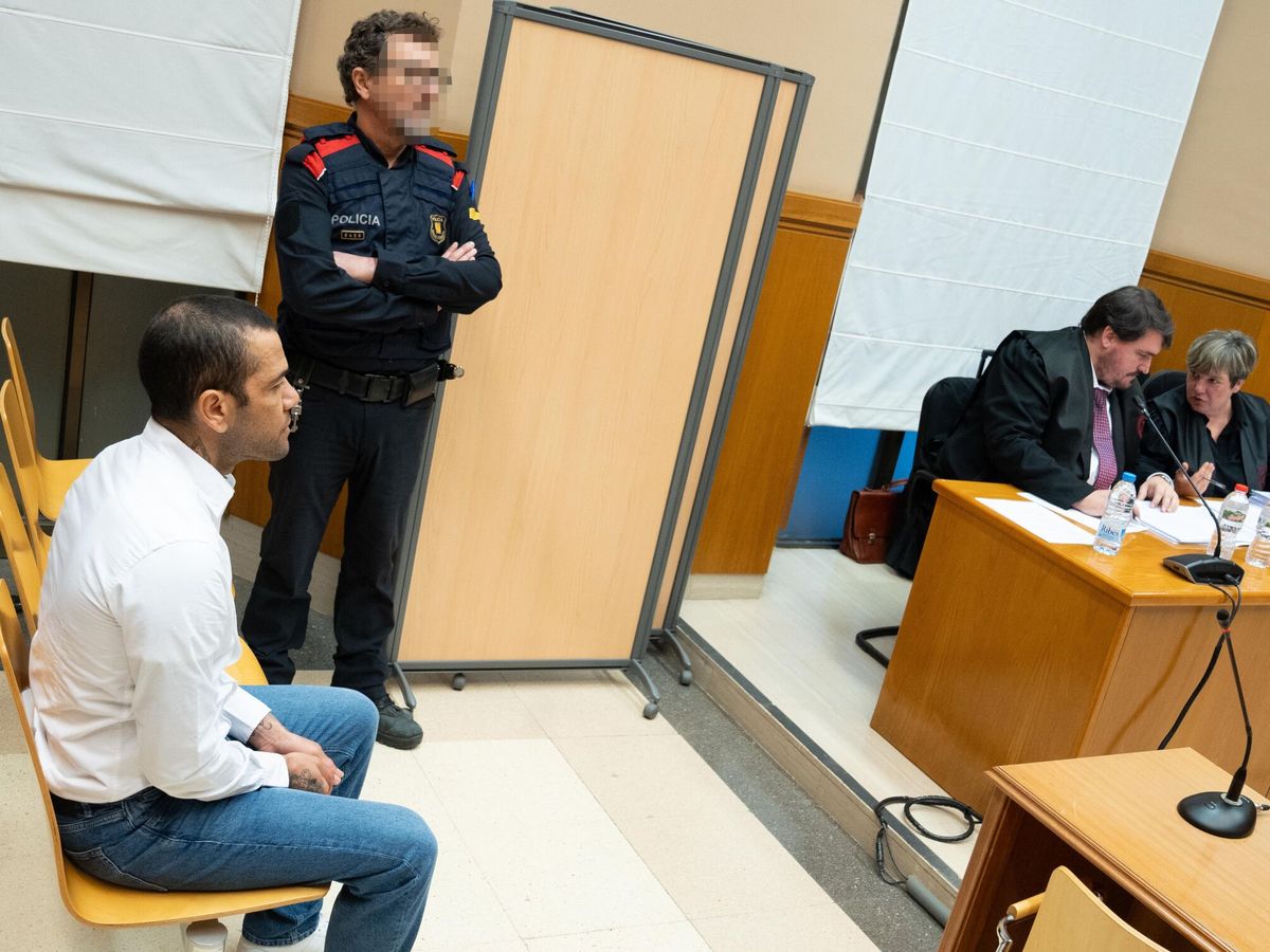 Foto: El exfutbolista Dani Alves, durante el juicio. (Europa Press/D. Zorrakino)