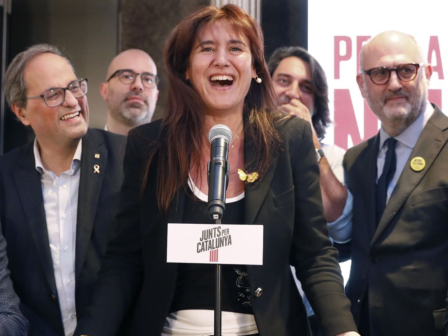 La cabeza de lista de Junts per Catalunya, Laura Borrás, celebra junto al presidente de la Generalitat, Quim Torra (EFE)