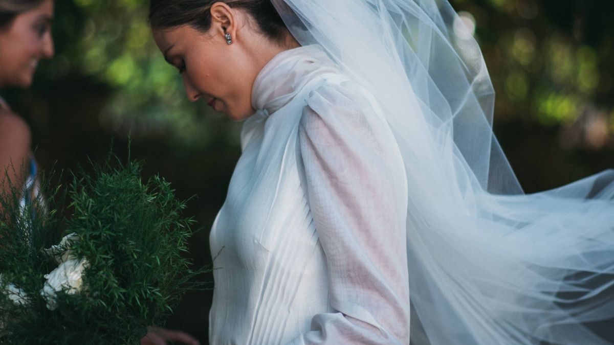 La boda familiar de María: un vestido de novia bordado, una Vespa antigua y fiesta con amigos 